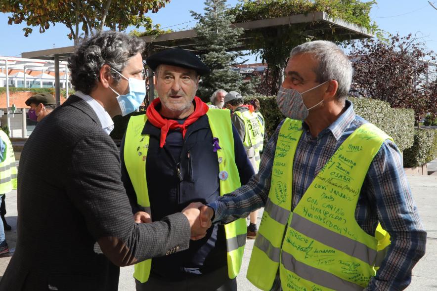 Alcalde Aitor Retolaza dando la mano a asistentes