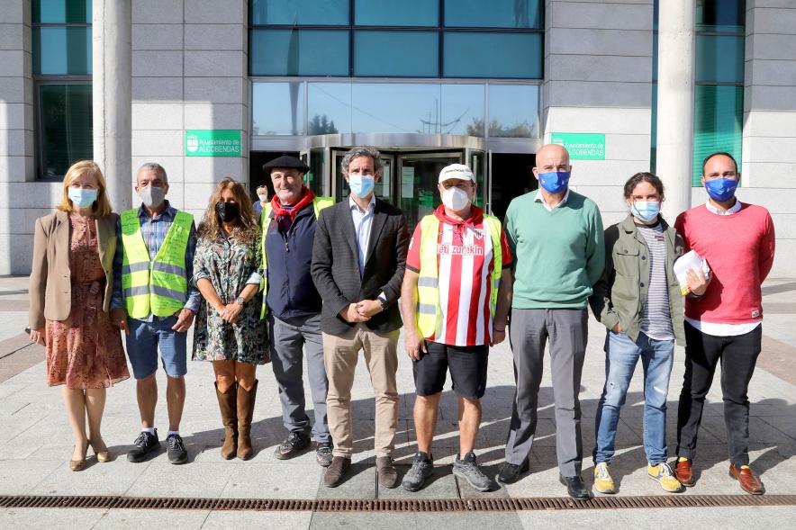 Alcalde y otros miembros del consistorio Posando con representantes de los  asistentes