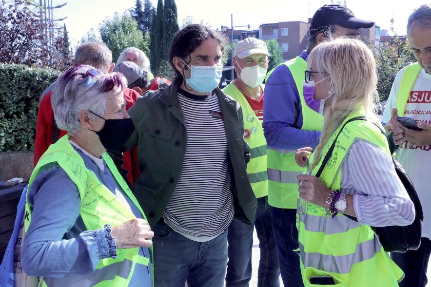Concejal Andradas De Diego charlando con asistentes