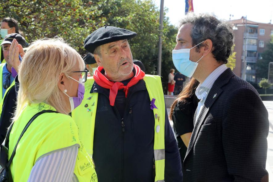 Detalle Alcalde Aitor Retolaza charlando con asistentes