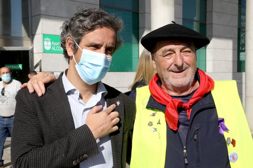 Alcalde Retolaza con asistente