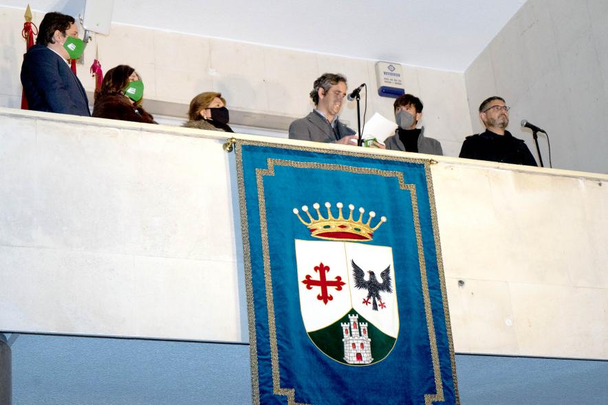 Pregón de las Fiestas Virgen de la Paz 2022 -  Imagen del alcalde Aitor Retolaza  junto al pregonero David Otero.
