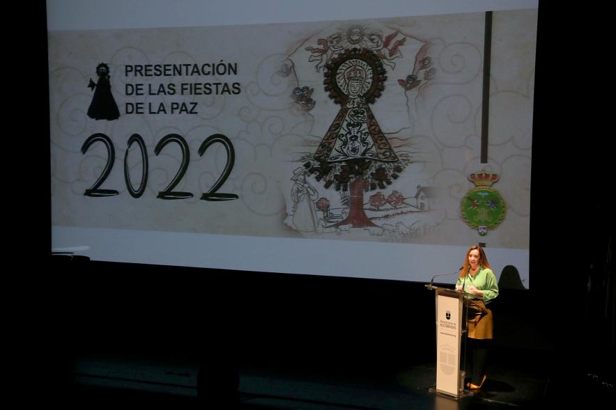 Presentación de las Fiestas Virgen de la Paz 2022 - Imagen del escenario donde vemos en una pantalla el cartel de las Fiestas Virgen de la Paz 2022.