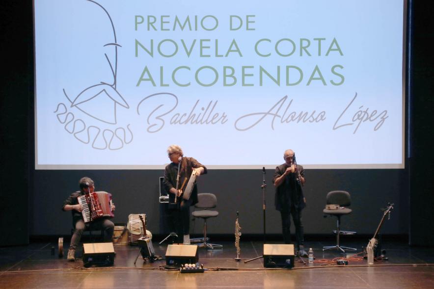 Presentación Premio Novela Corta Bachiller Alonso López - Imagen de los músicos delante del cartel de la presentación.