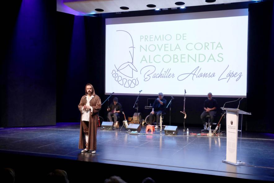 Presentación Premio Novela Corta Bachiller Alonso López - Imagen del escenario con los músicos y un actor.