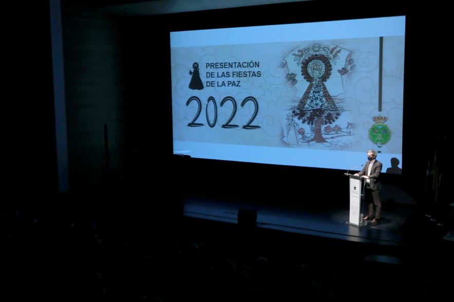 Presentación de las Fiestas Virgen de la Paz 2022 -Imagen lejana de un momento de la intervención del alcalde Aitor Retolaza.