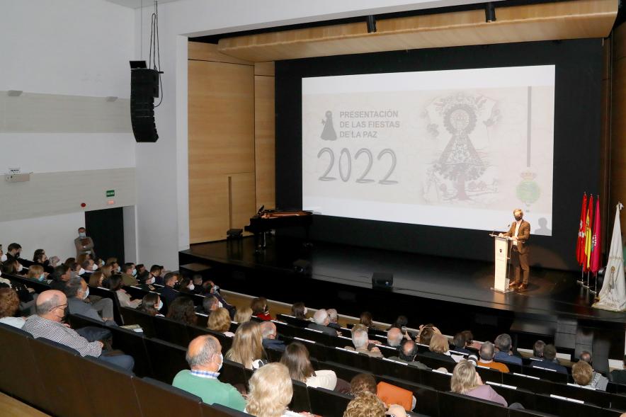 Presentación de las Fiestas Virgen de la Paz 2022 - Imagen lejana de un momento de la intervención del alcalde Aitor Retolaza.