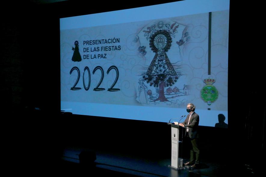 Presentación de las Fiestas Virgen de la Paz 2022 - Imagen lejana de un momento de la intervención del alcalde Aitor Retolaza.