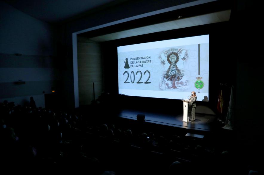 Presentación de las Fiestas Virgen de la Paz 2022 -Imagen lejana de un momento de la intervención de la presidenta de la Hermandad Nuestra Señora Virgen de la Paz, Isabel Páramo.