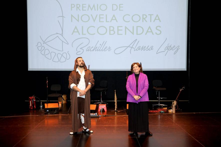 Presentación Premio Novela Corta Bachiller Alonso López - Imagen de un actor representando al Bachiller Alonso. y la concejal.