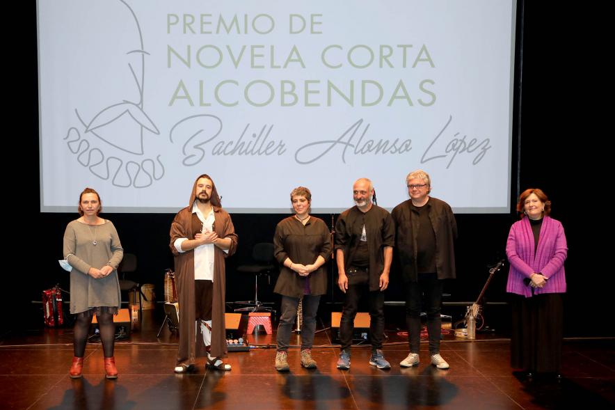 Presentación Premio Novela Corta Bachiller Alonso López -  Imagen del grupo musical,  el actor y la concejal sobre el escenario.