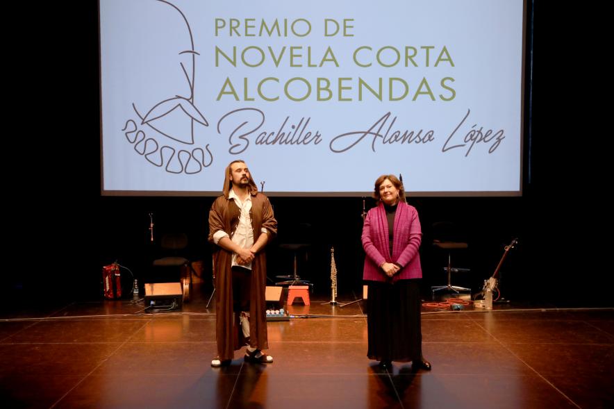  Presentación Premio Novela Corta Bachiller Alonso López  - Imagen de la concejal y el actor disfrazado de Bachiller Alonso.