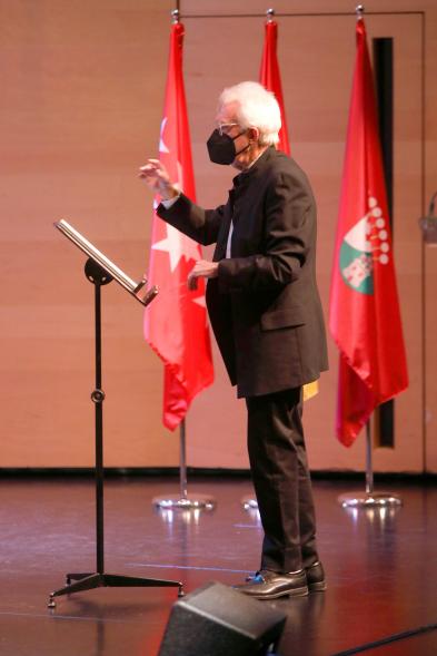 Presentación de las Fiestas Virgen de la Paz 2022 - Imagen del director de la Orquesta y Coro de la Fundación Veinticuatro de Enero en un momento de su actuación.
