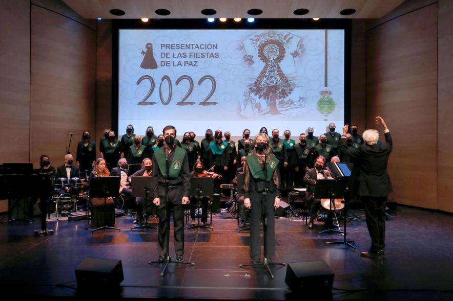 Presentación de las Fiestas Virgen de la Paz 2022 -Imagen de un momento de la actuación de los dos solistas del Coro de la Fundación Veinticuatro de Enero.