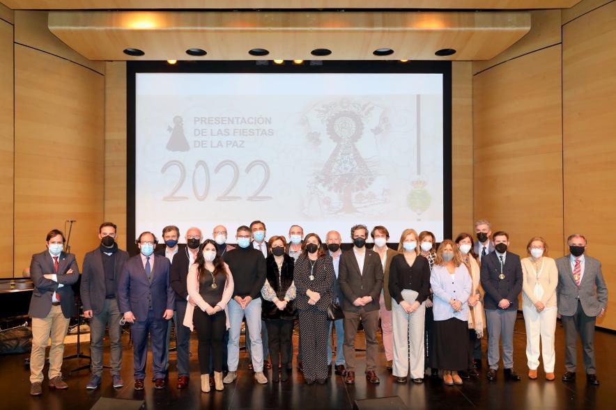 Presentación de las Fiestas Virgen de la Paz 2022 -  Imagen del posado de autoridades y los  miembros de la Hermandad Nuestra Señora Virgen de la Paz.