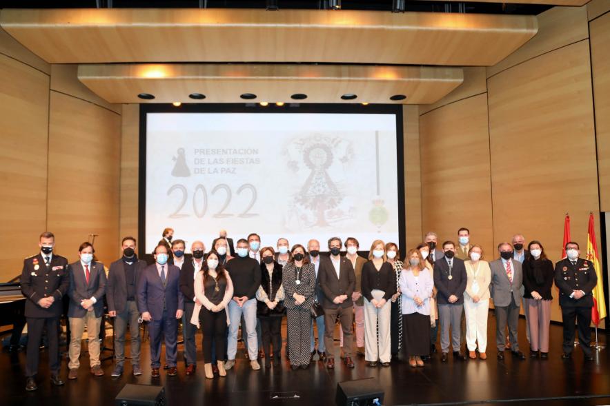 Presentación de las Fiestas Virgen de la Paz 2022 - Imagen del posado de autoridades y los  miembros de la Hermandad Nuestra Señora Virgen de la Paz.