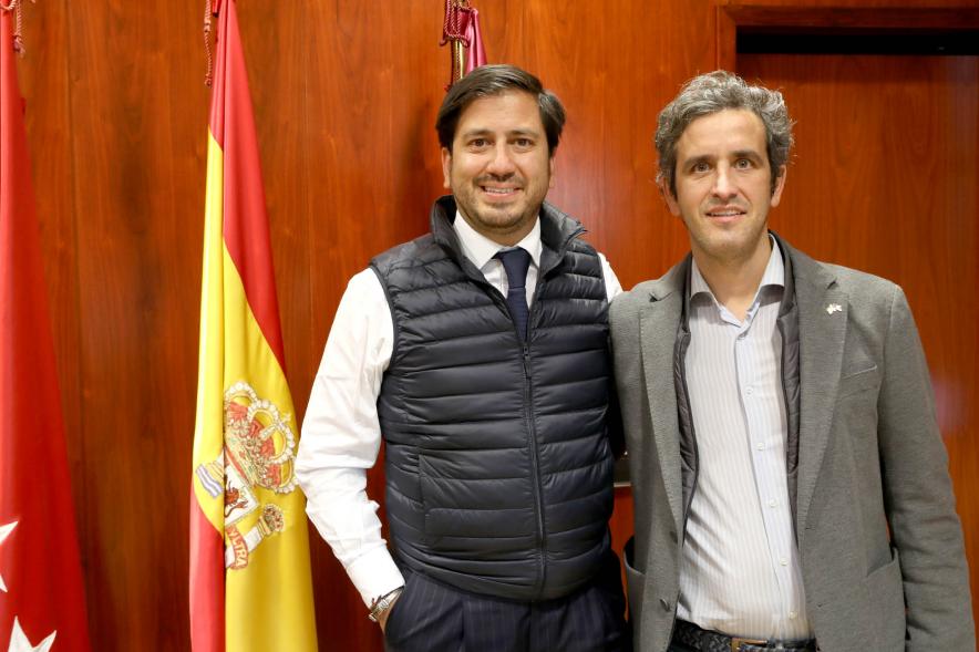  Recepción a Abogado en el Despacho del Alcalde - Imagen del alcalde Aitor Retolaza posando junto al abogado Juan Ignacio Fuster-Fabra.