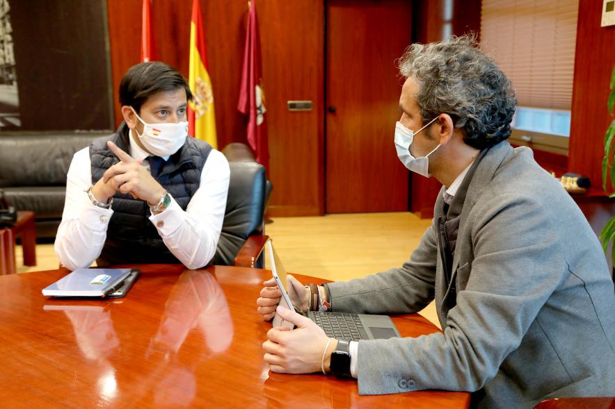  Recepción a Abogado en el Despacho del Alcalde - Imagen del alcalde Aitor Retolaza reunido con el  abogado Juan Ignacio Fuster-Fabra en su despacho.