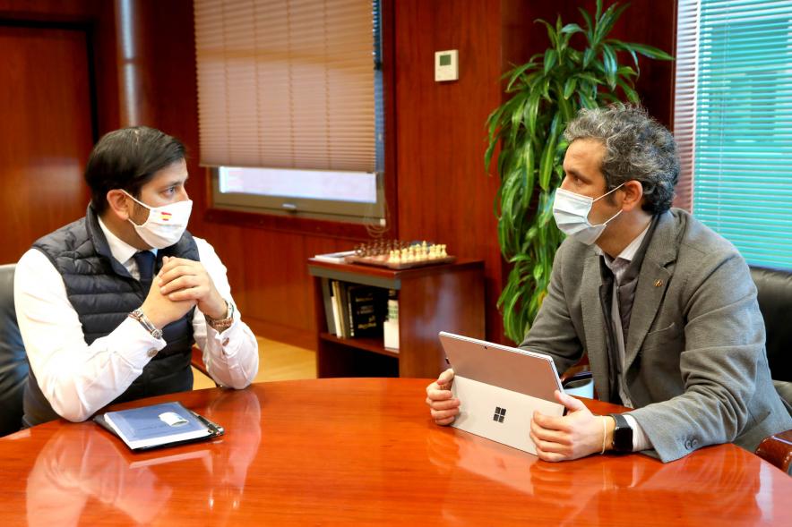 Recepción a Abogado en el Despacho del Alcalde -Imagen del alcalde Aitor Retolaza reunido con el  abogado Juan Ignacio Fuster-Fabra en su despacho.