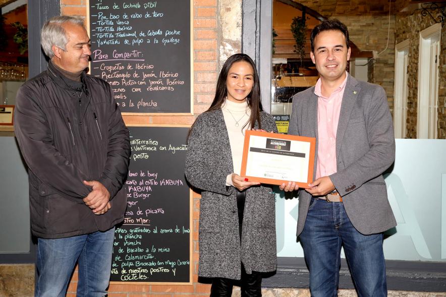 Concejales entregando el premio a galardonada