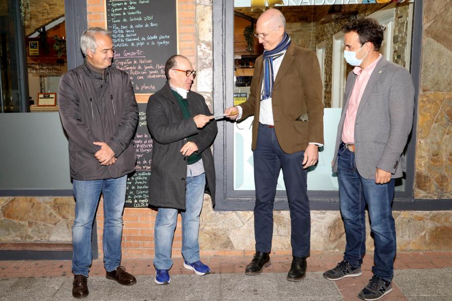 Responsable de restaurante Kabuya recibe el premio