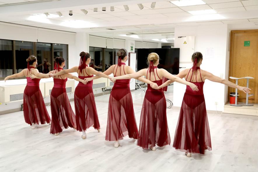 grupo de danza durante el evento