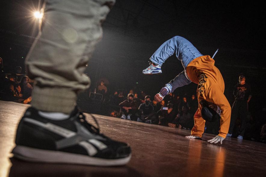  A Ras de Suelo - Breakdance - Imagen de un joven realizando un  movimiento de Breakdance.