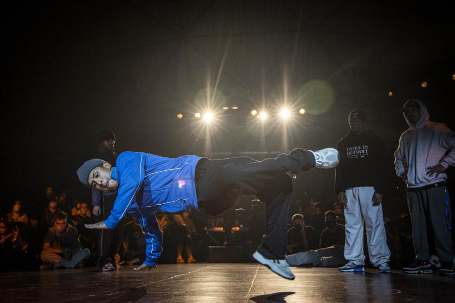  A Ras de Suelo - Breakdance -  Imagen de un joven realizando un  movimiento de Breakdance.