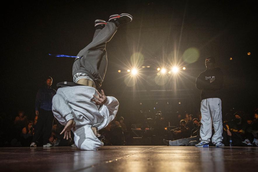 A Ras de Suelo - Breakdance - Imagen de un joven realizando un  movimiento de Breakdance.