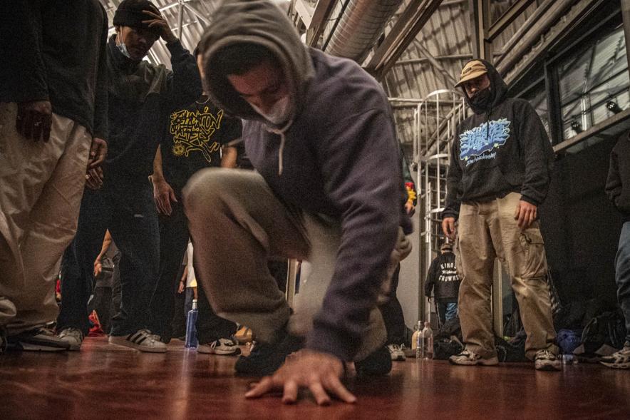  A Ras de Suelo - Breakdance - Imagen primer plano de uno de los bailarines haciendo una pose de Breakdance.