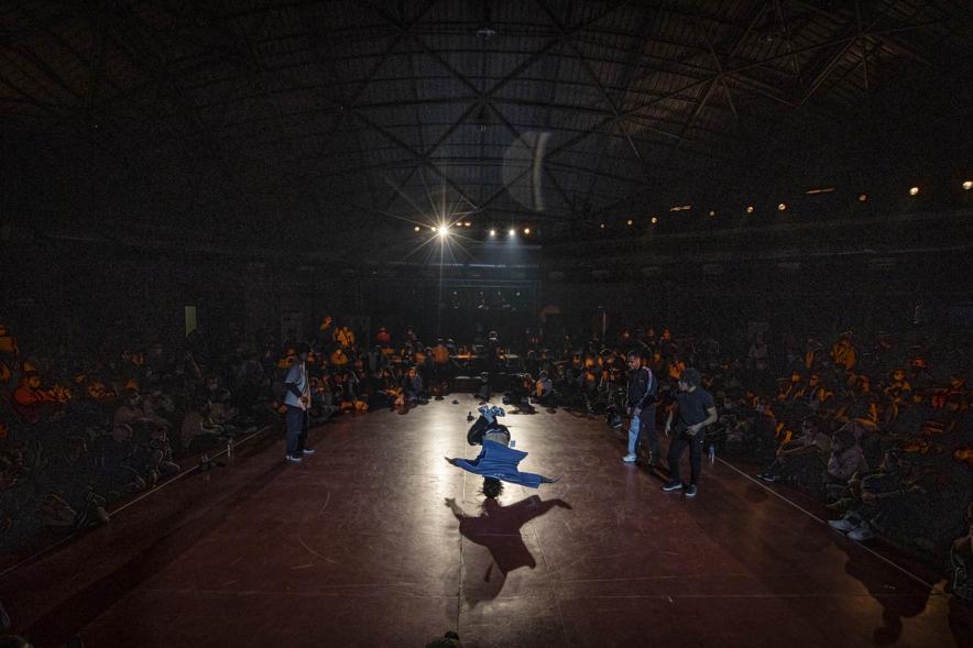 A Ras de Suelo - Breakdance - Imagen de un momento de la actuación de uno de los participantes del concurso de Breakdance.