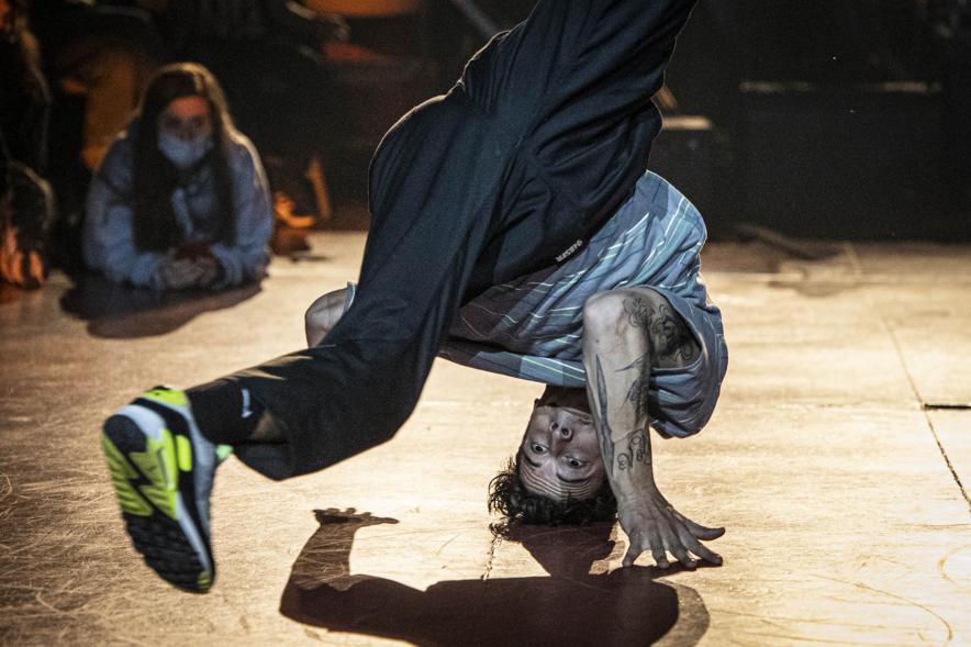 A Ras de Suelo - Breakdance - Imagen de un joven realizando un  movimiento de Breakdance.