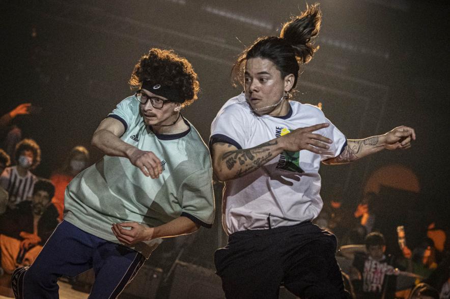  A Ras de Suelo - Breakdance - Imagen primer plano de una pareja, en plena actuación.