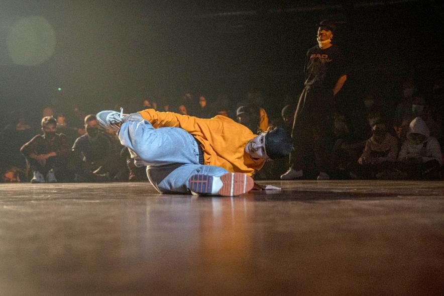   A Ras de Suelo - Breakdance - Imagen de un momento de la actuación de uno de los participantes del concurso de Breakdance.