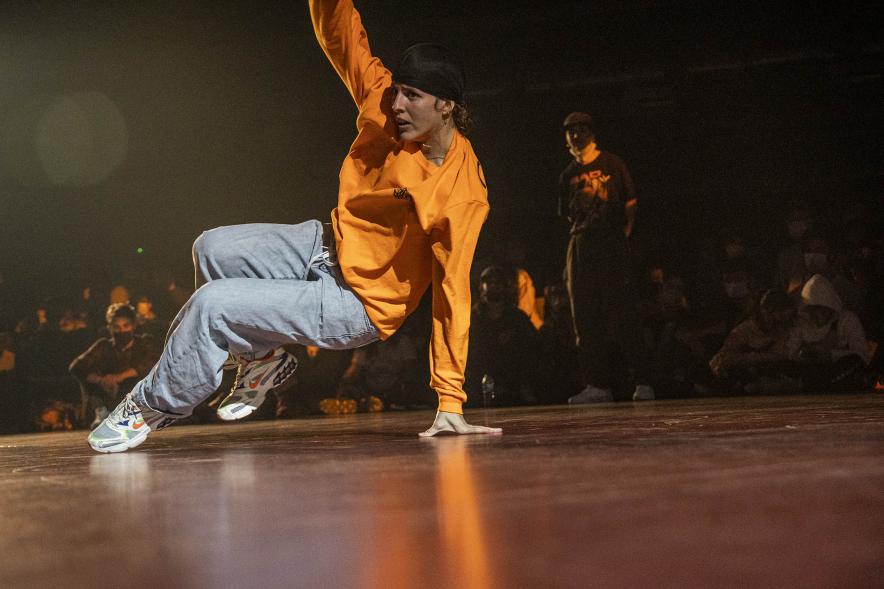 A Ras de Suelo - Breakdance -  Imagen de un momento de la actuación de uno de los participantes del concurso de Breakdance.