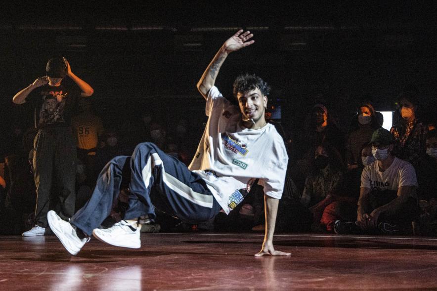 A Ras de Suelo - Breakdance - Imagen de un momento de la actuación de uno de los participantes del concurso de Breakdance.