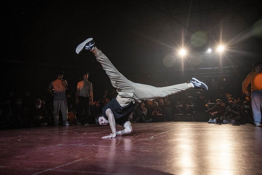 A Ras de Suelo - Breakdance - Imagen de un momento de la actuación de uno de los participantes del concurso de Breakdance.