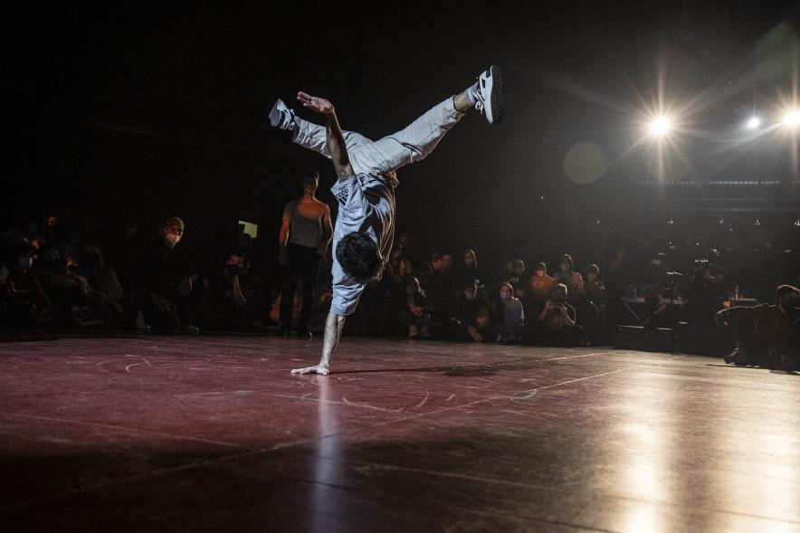 A Ras de Suelo - Breakdance - Imagen de un joven realizando un  movimiento de Breakdance.