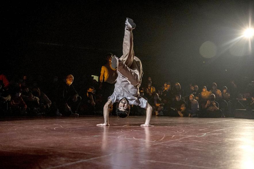 A Ras de Suelo - Breakdance - Imagen de un joven realizando un  movimiento de Breakdance.
