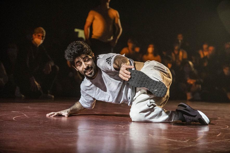 A Ras de Suelo - Breakdance - Imagen primer plano de uno de los bailarines que participa en la competición.