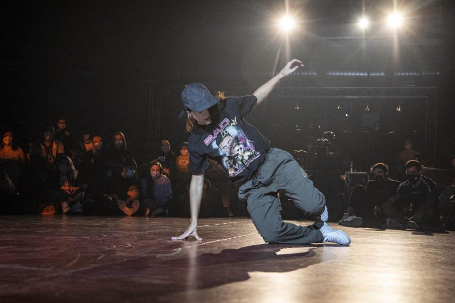  A Ras de Suelo - Breakdance - Imagen primer plano de una  de las bailarinas que participa en la competición.