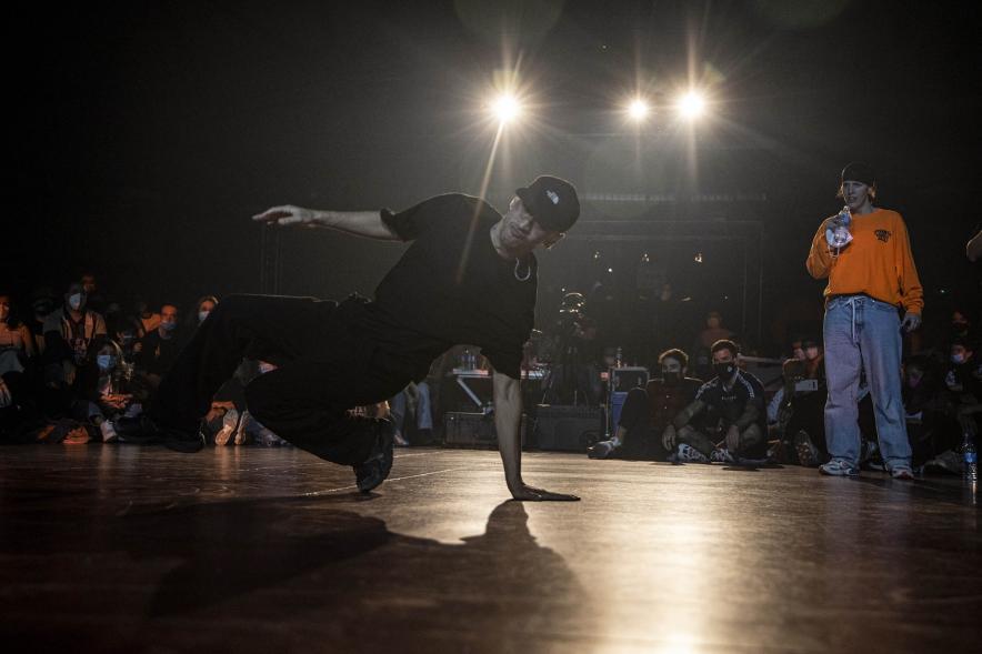  A Ras de Suelo - Breakdance - Imagen primer plano de uno de los bailarines que participa en la competición.