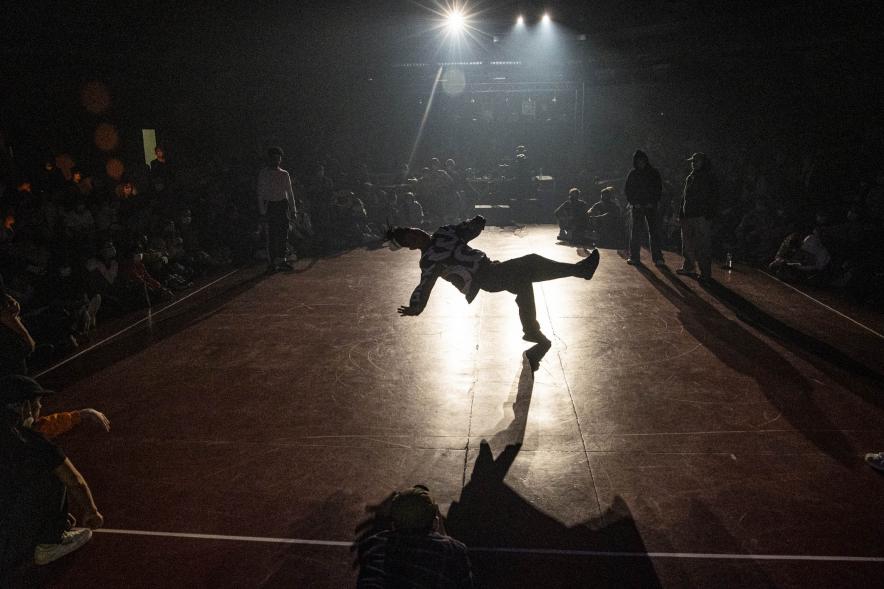 A Ras de Suelo - Breakdance -  Imagen de un momento de la actuación de uno de los participantes del concurso de Breakdance.