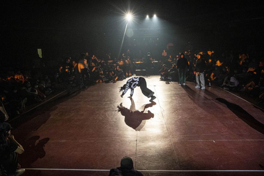  A Ras de Suelo - Breakdance - Imagen de un momento de la actuación de uno de los participantes del concurso de Breakdance.