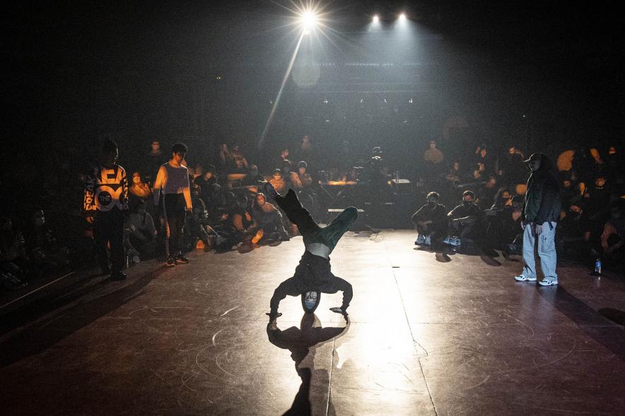   A Ras de Suelo - Breakdance - Imagen de un momento de la actuación de uno de los participantes del concurso de Breakdance.