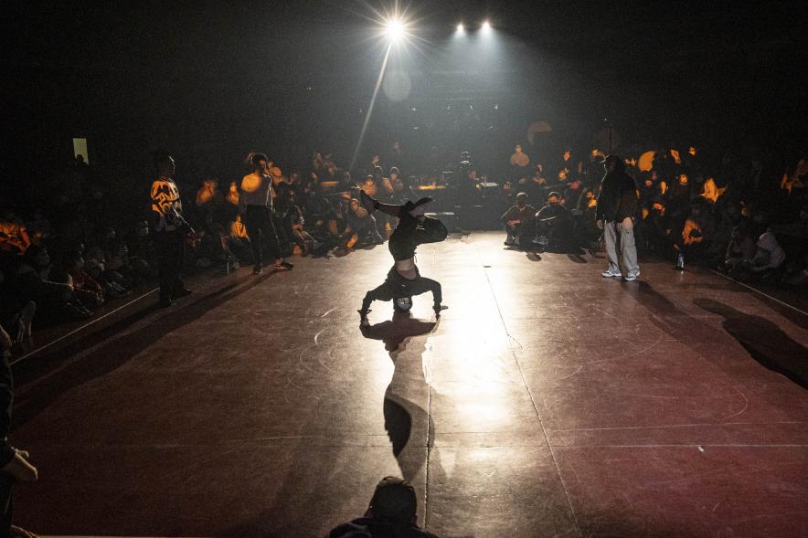 A Ras de Suelo - Breakdance -  Imagen de un momento de la actuación de uno de los participantes del concurso de Breakdance.