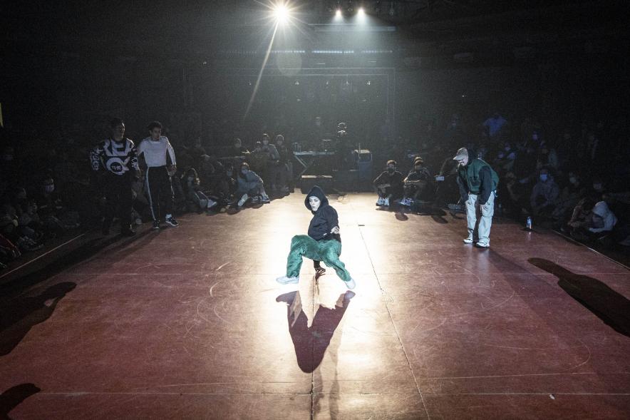 A Ras de Suelo - Breakdance - Imagen de un momento de la actuación de uno de los participantes del concurso de Breakdance.