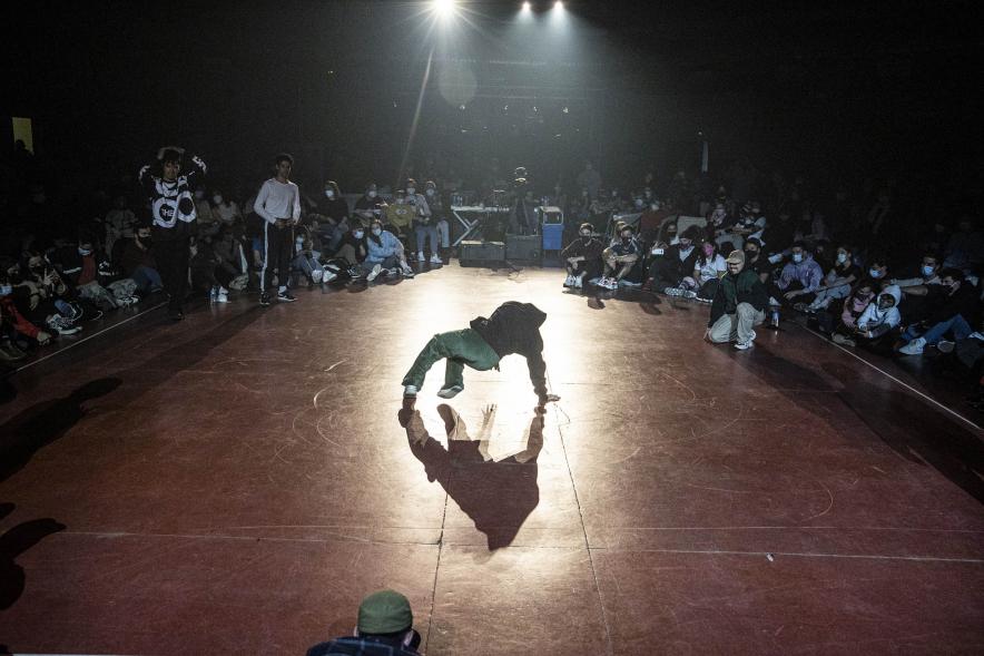 A Ras de Suelo - Breakdance - Imagen de un momento de la actuación de uno de los participantes del concurso de Breakdance.
