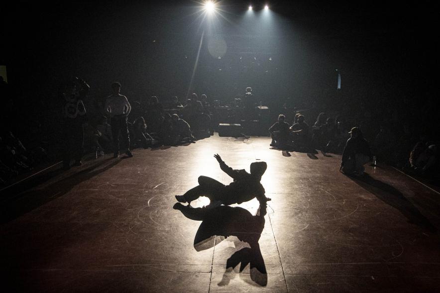 A Ras de Suelo - Breakdance - Imagen de un momento de la actuación de uno de los participantes del concurso de Breakdance.