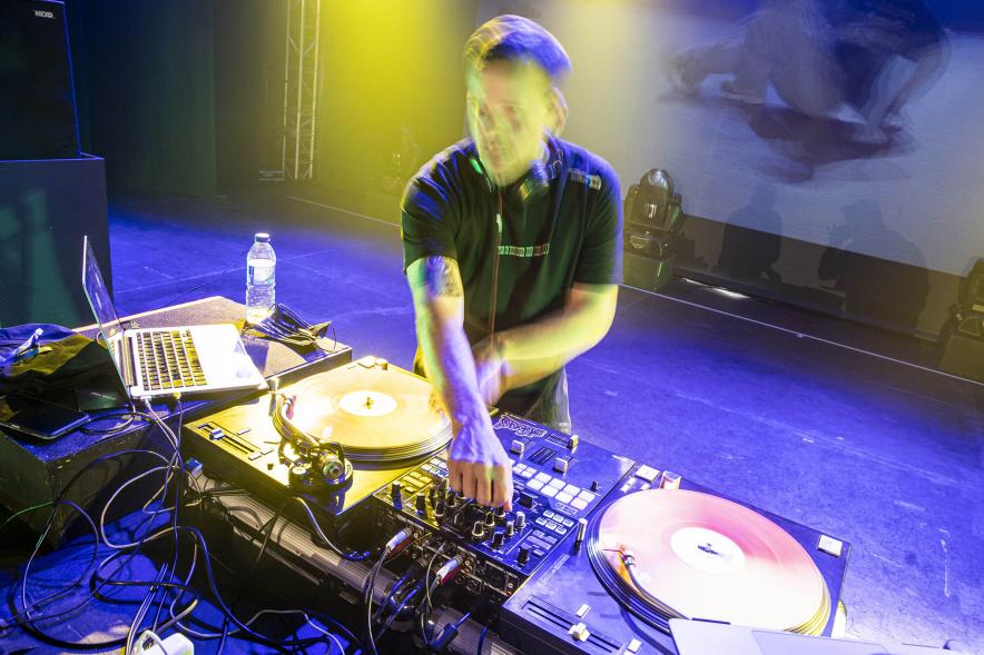 A Ras de Suelo - Breakdance - Imagen de uno de los DJ que pone música en la competición.